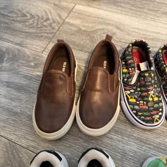 6 pairs of toddler shoes- sizes range from 6-8 - Picture 2 of 8